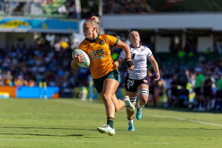 Queensland's Heidi Dennis on the charge for the Australian Sevens team in Perth. Photo: Alex Ho