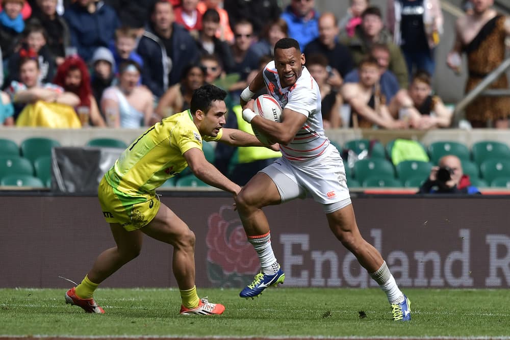 Brandon Quinn (L) tries to tackle Dan Norton  Photo credit: Getty Images