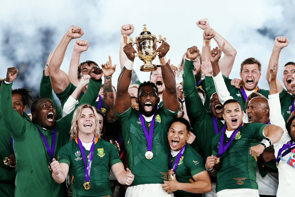 Siya Kolisi holds the World Cup trophy aloft. Photo: Getty Images