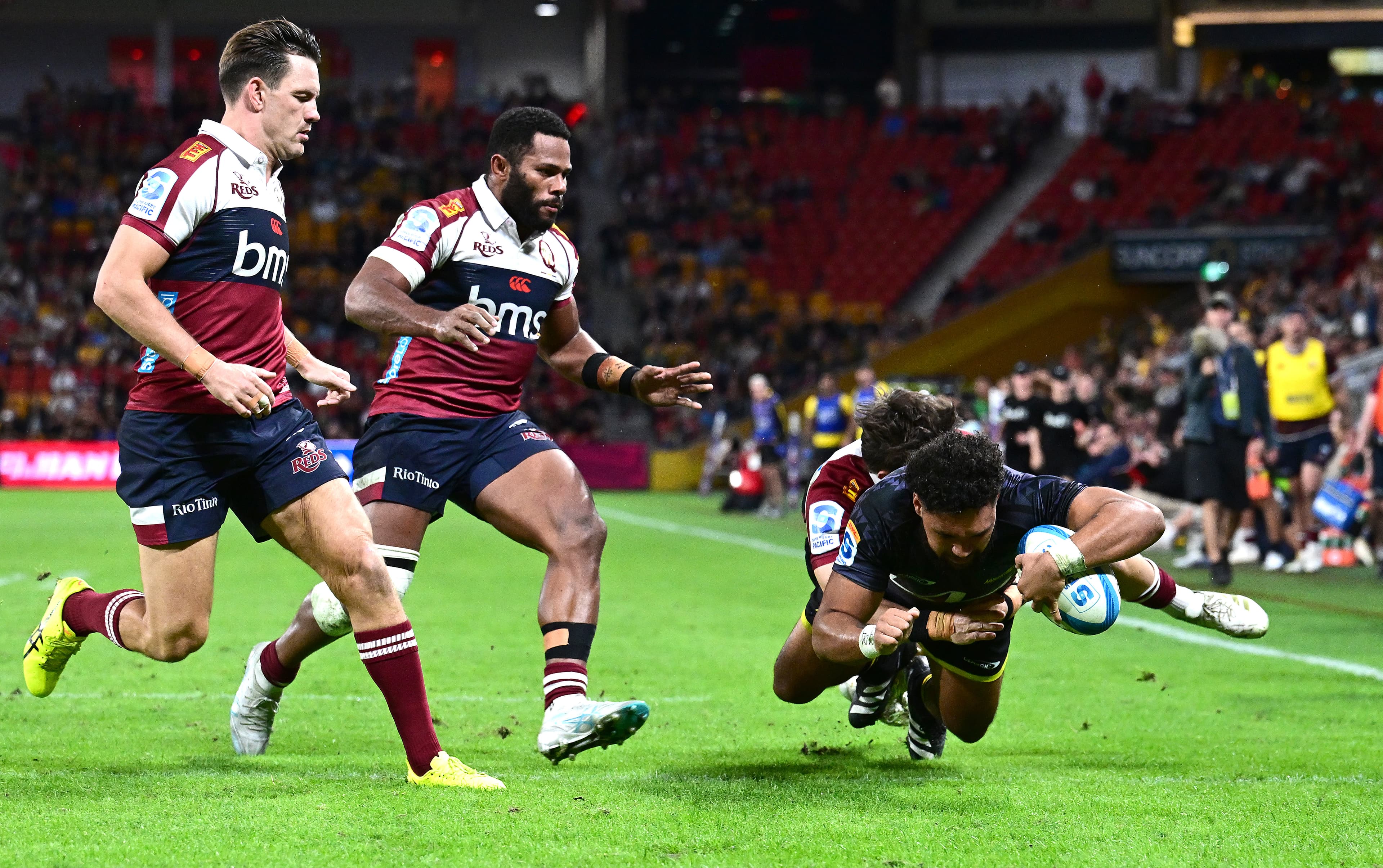 Fehi Fineanganofo of the Hurricanes scores a try during the round 15 Super Rugby Pacific match between Queensland Reds and Hurricanes at Suncorp Stadium, on May 23, 2025, in Brisbane, Australia. (Photo by Bradley Kanaris/Getty Images)