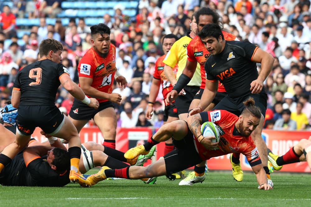Derek Carpenter stretches for his second half try (Photo by Koji Watanabe/Getty Images for SUNWOLVES)