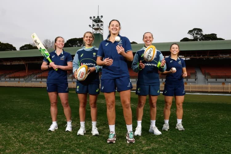 The Wallaroos and Australia Cricket team trade tips ahead of their respective World Cup campaigns. Photo: Getty Images