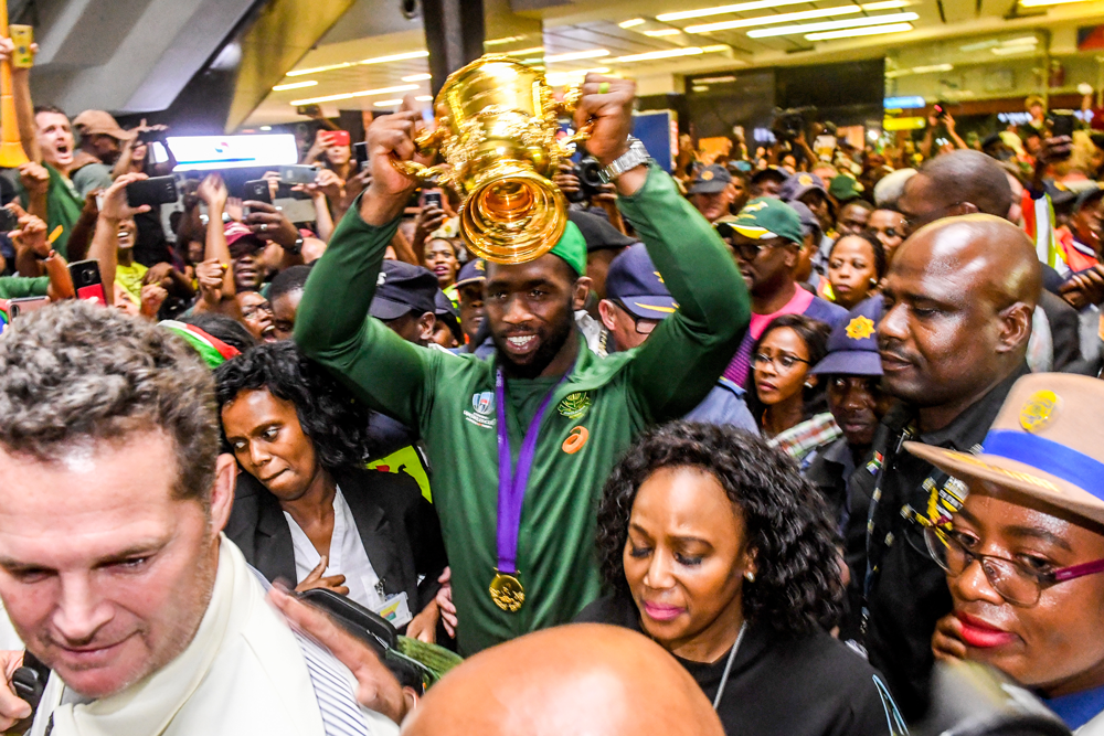 Springboks captain Siya Kolisi weaves his way through the crowd at Johannesburg airport. Photo: Getty Images