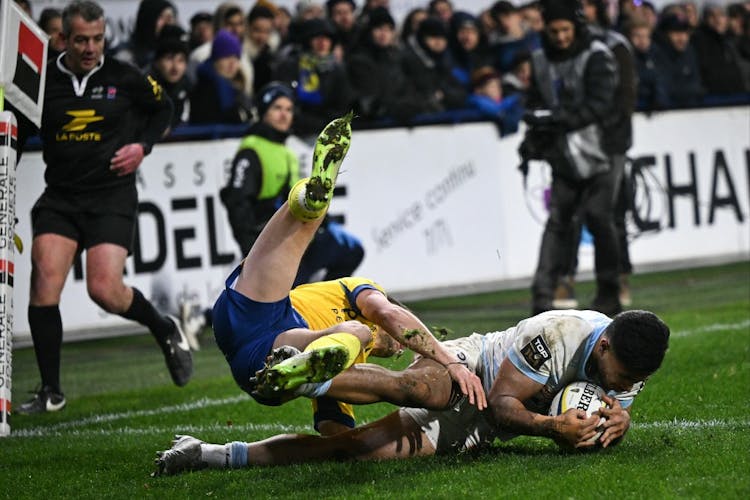 Winger Donovan Taofifenua's late bonus point-claiming try sent Racing 92 back to the summit of the French Top 14. Photo: AFP
